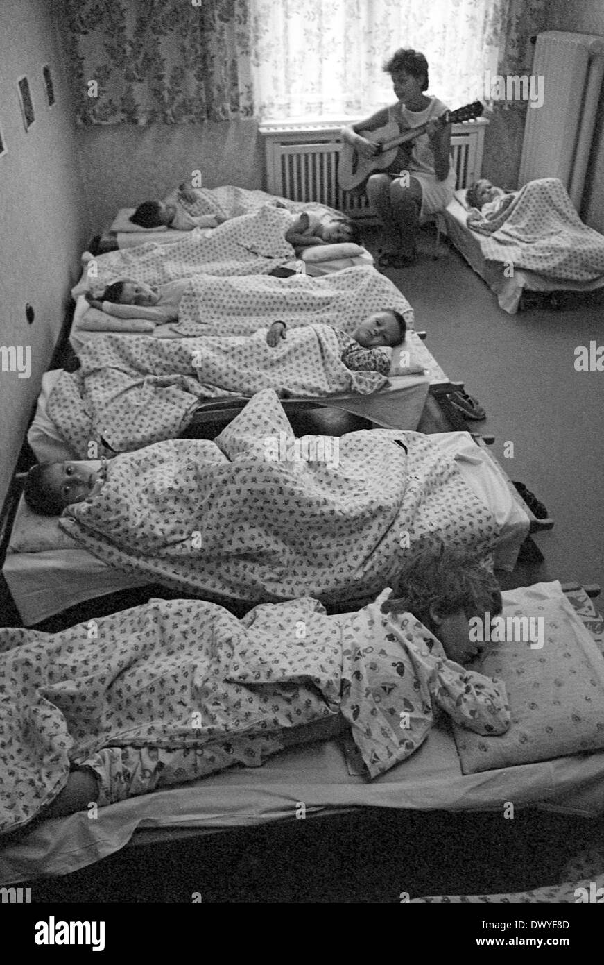 Berlino, gdr, insegnante di scuola materna insieme contro il pan dei figli sulla chitarra Foto Stock