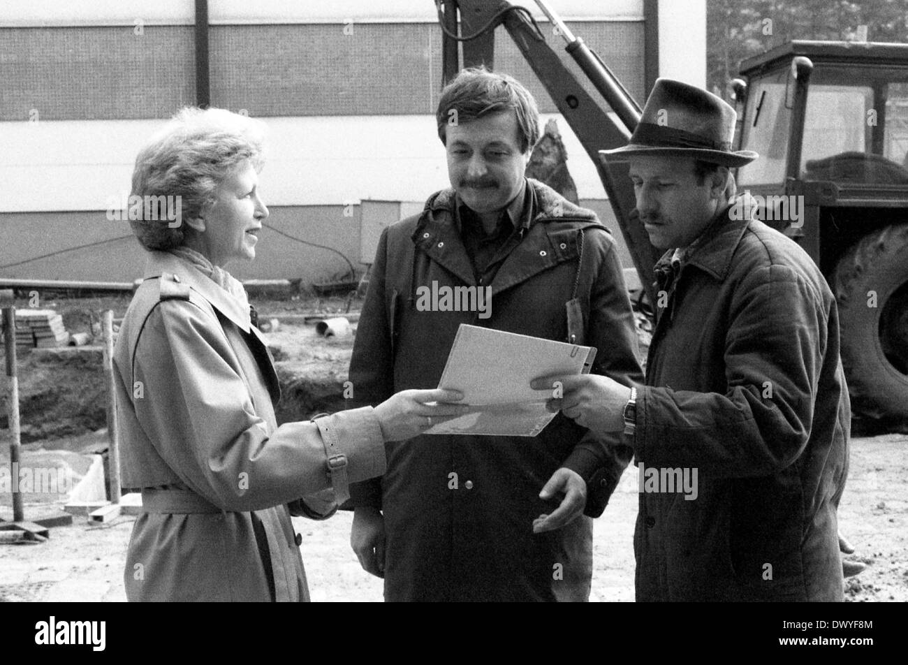 Berlino, gdr, donna su un uomo raggiunge un contratto di appalto di opere Foto Stock