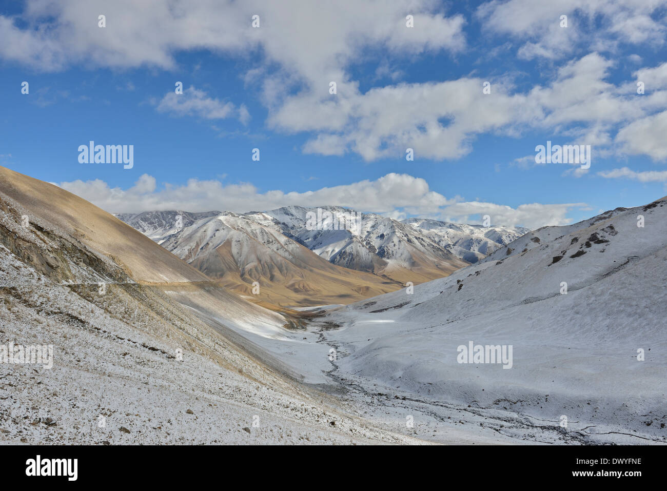 Paesaggio sulla strada dal lago Song Kol a Kochkor, Tien Shan montagne, Kirghizistan Foto Stock