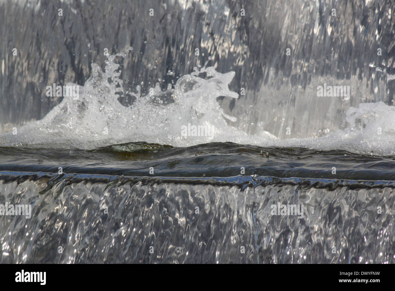 Versare acqua nella fontana Foto Stock