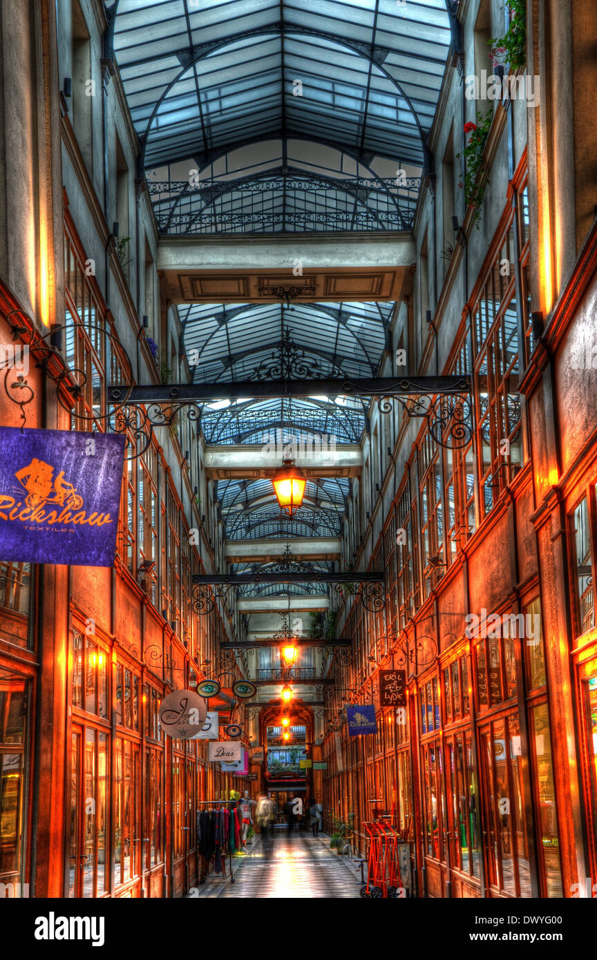 Un bel vecchio shopping arcade a Parigi. Foto Stock