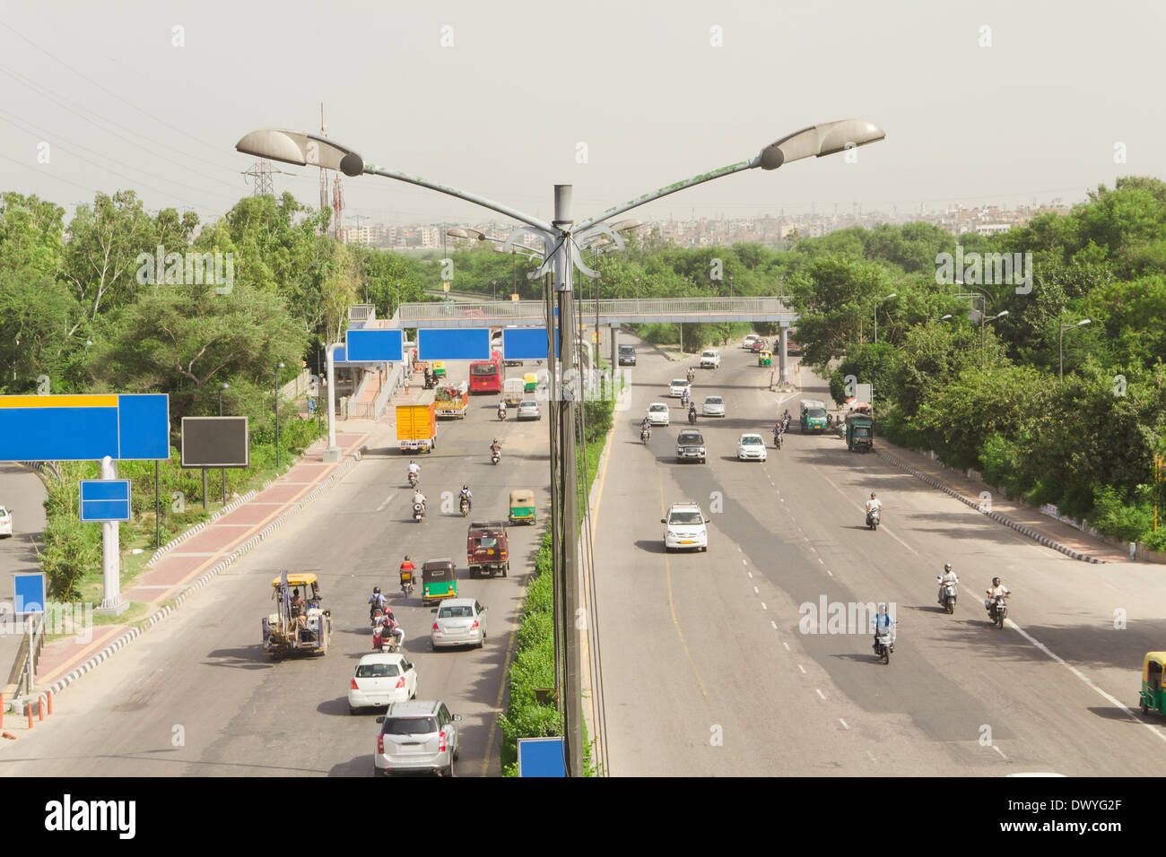 Indian il traffico su strada, traffico su autostrada, vista in elevazione del traffico, traffico. Lato Strada, Auto, Auto, Moto, trasporti, Foto Stock