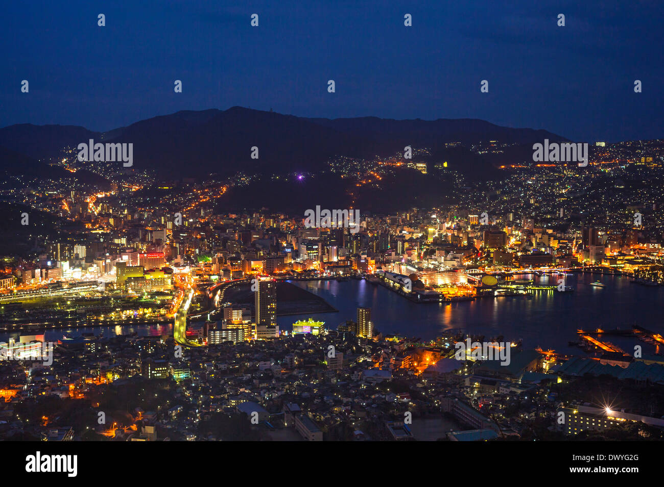 Vista notturna della città di Nagasaki, Prefettura di Nagasaki, Giappone Foto Stock