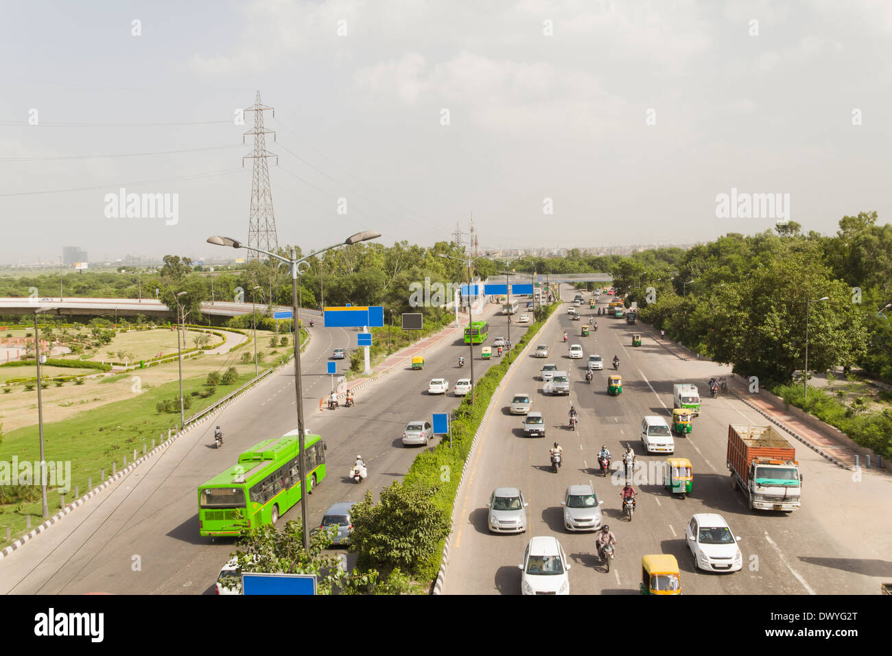 Indian il traffico su strada, traffico su autostrada, vista in elevazione del traffico, traffico. Lato Strada, Auto, Auto, Moto, trasporti, Foto Stock