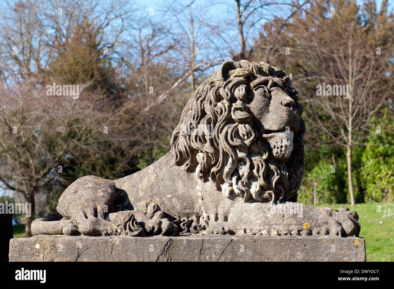 Lion alla base della regina Victoria Memorial obelisco, Royal Victoria Park, bagno, Somerset, Inghilterra, Regno Unito Foto Stock