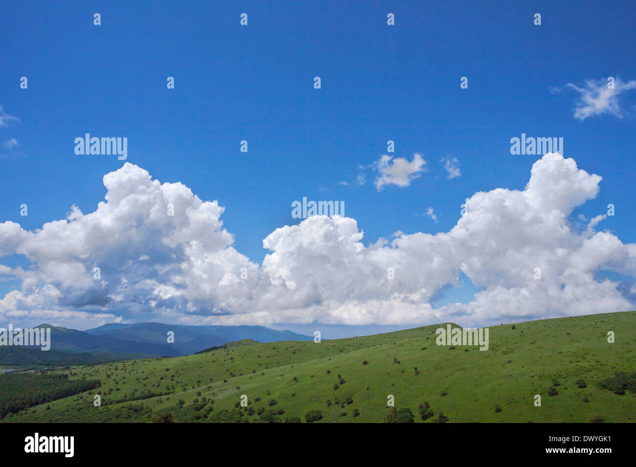 Nuvole nel cielo blu e colline, Prefettura di Nagano, Giappone Foto Stock