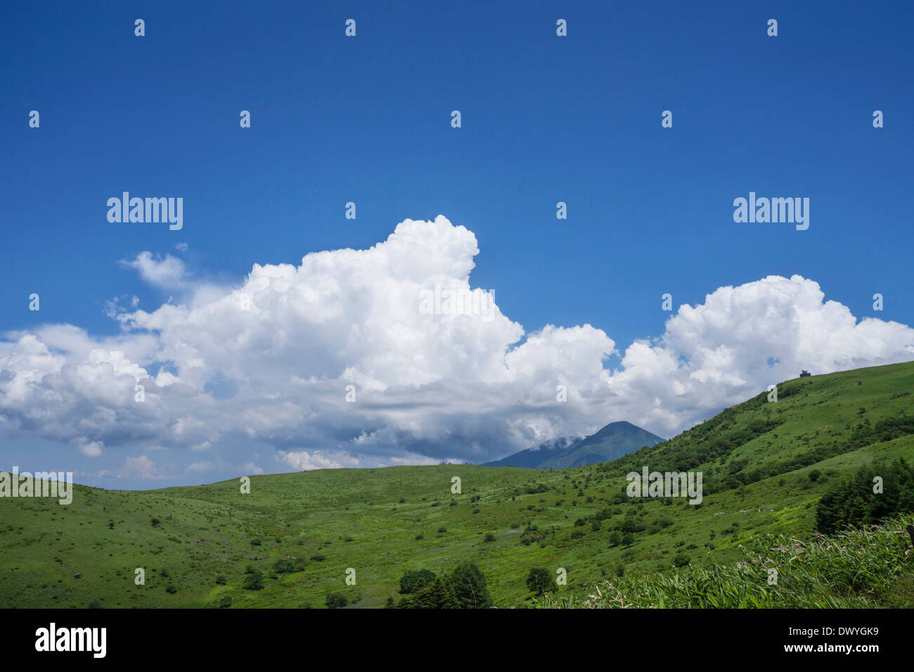 Nuvole nel cielo blu e colline, Prefettura di Nagano, Giappone Foto Stock