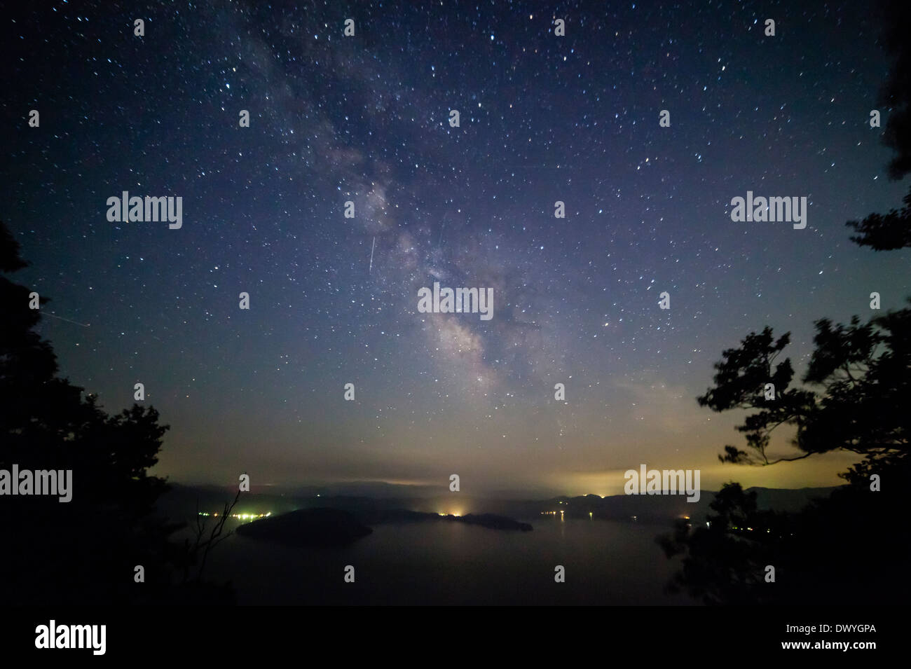 Cielo notturno pieno di stelle, Lago Towada, Towada, nella prefettura di Aomori, Giappone Foto Stock