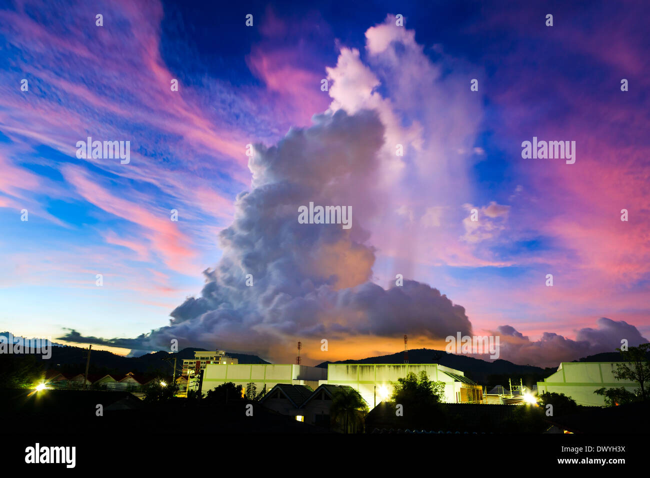 Incredibile big cloud sopra la città di notte Foto Stock