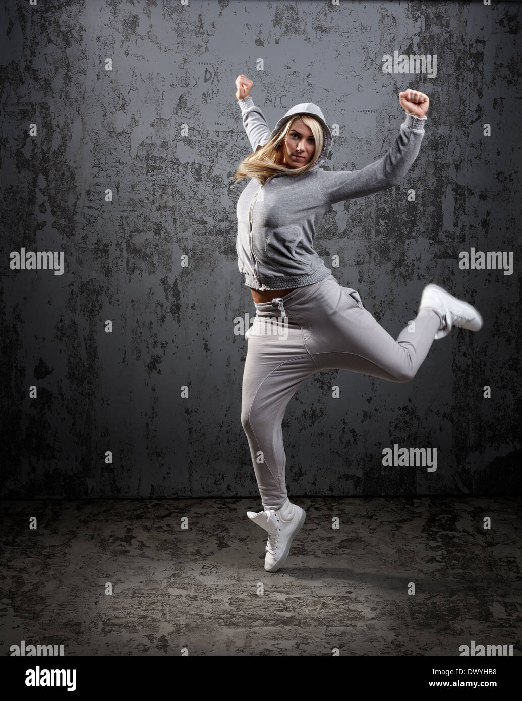 Urban Hip hop ballerino a saltare e ballare con felpa con cappuccio Foto Stock