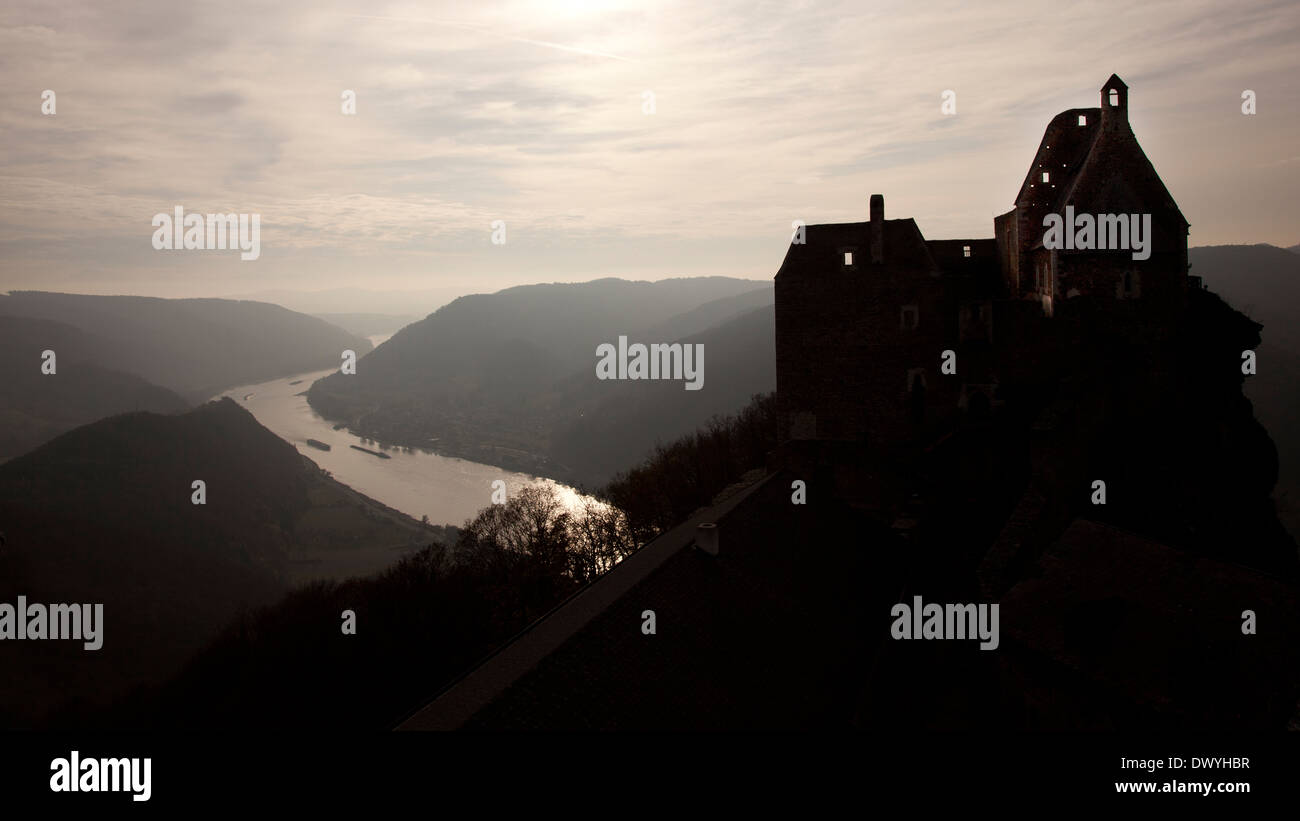 Un rudere kastle e Danubio Foto Stock