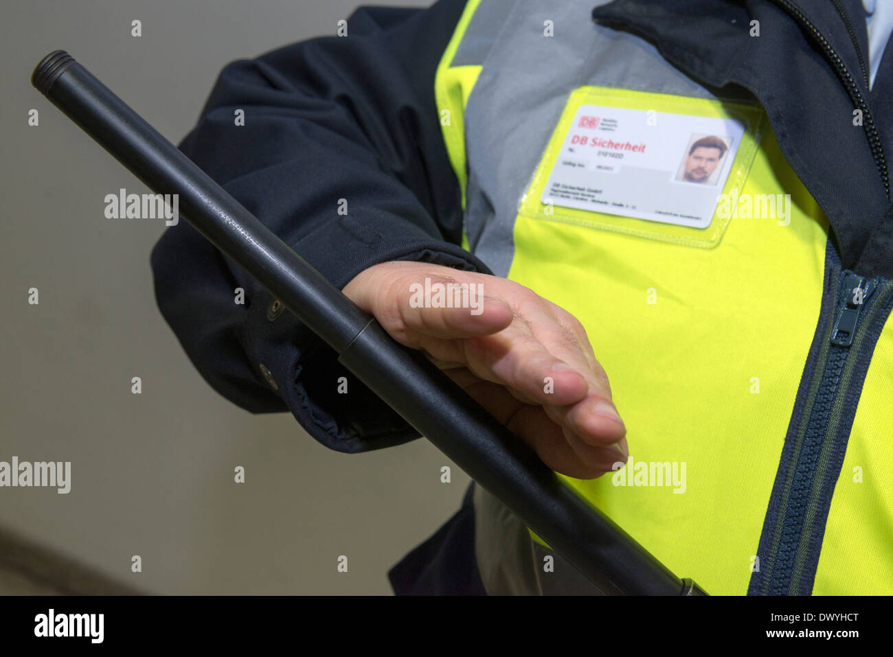 Berlino, Germania, i dipendenti di DB Sicherheit GmbH mostra un Manganello telescopico Foto Stock