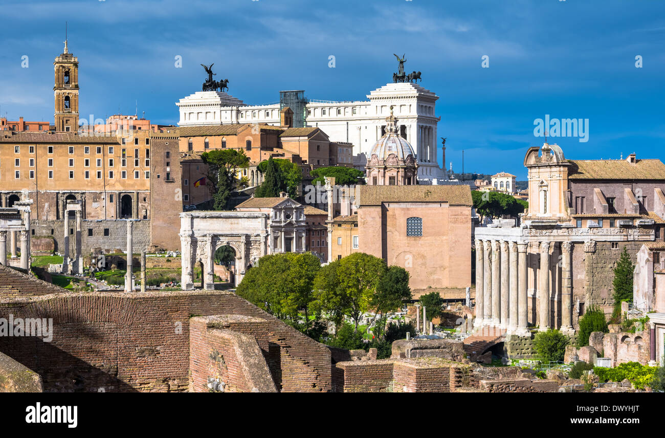 Vista dell'antica Forum di Roma che mostra i templi, pilastri, il senato e la Vittorio Emanuelle monumento. Foto Stock
