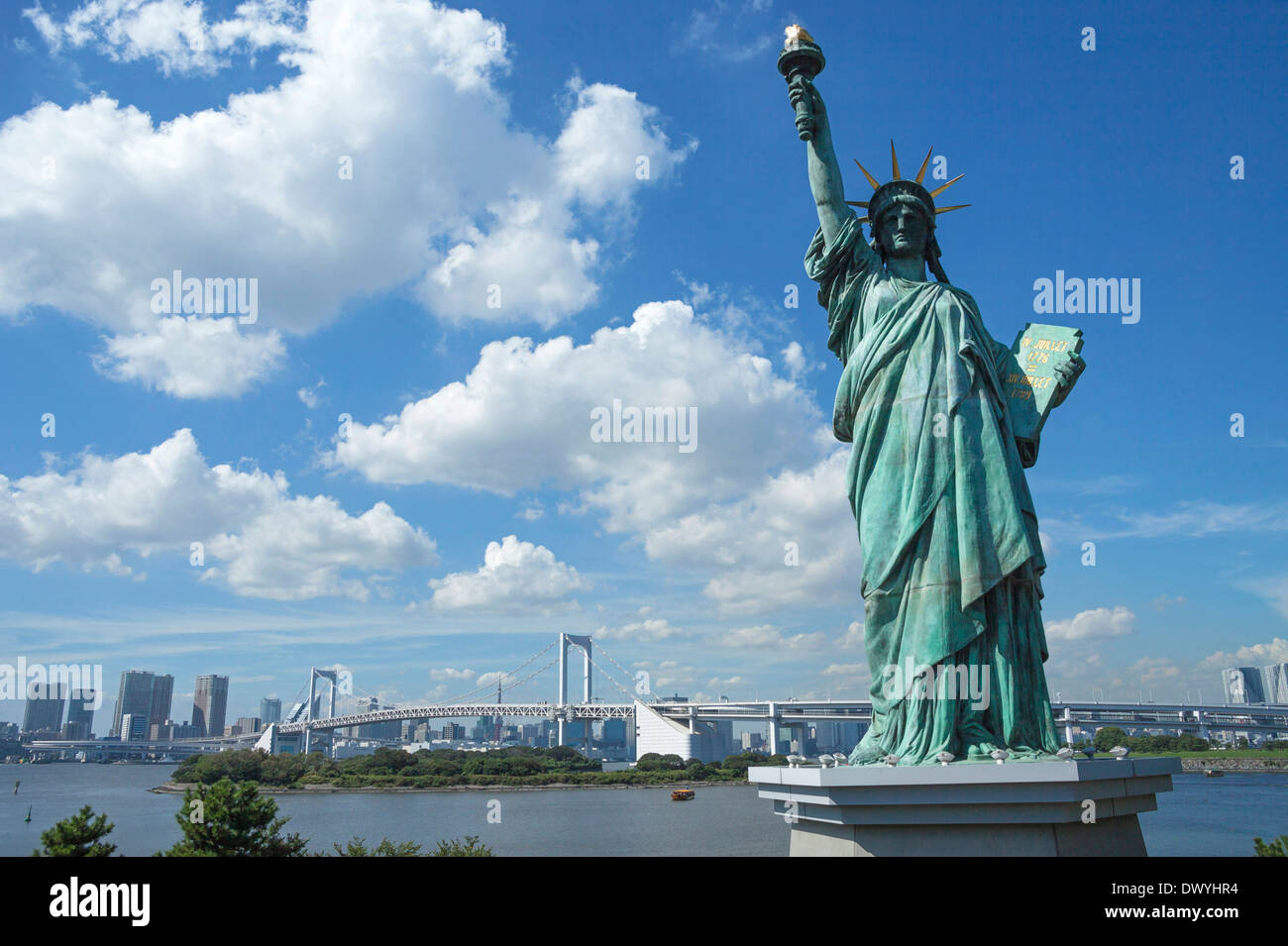 La Statua della Libertà e il Ponte di Arcobaleno, Odaiba, presso Tokyo, Giappone Foto Stock