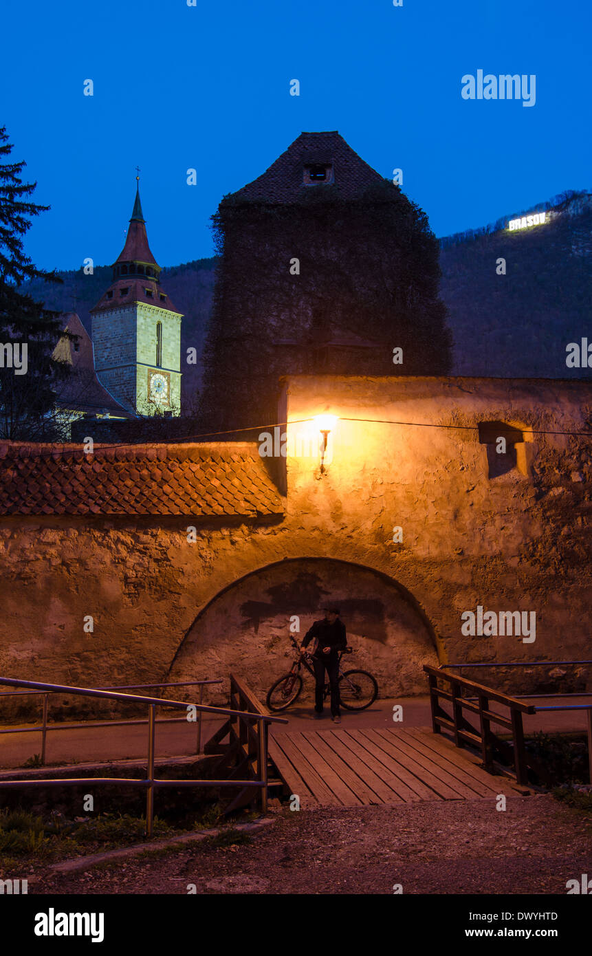 Vista notturna da brasov dietro le mura della cittadella Foto Stock