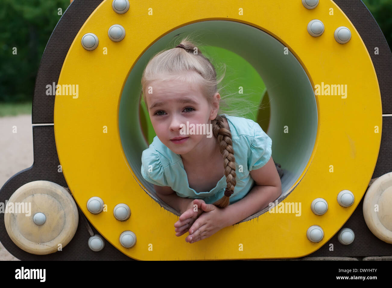 Giovane ragazza seduta nel tubo ultrabassa Foto Stock