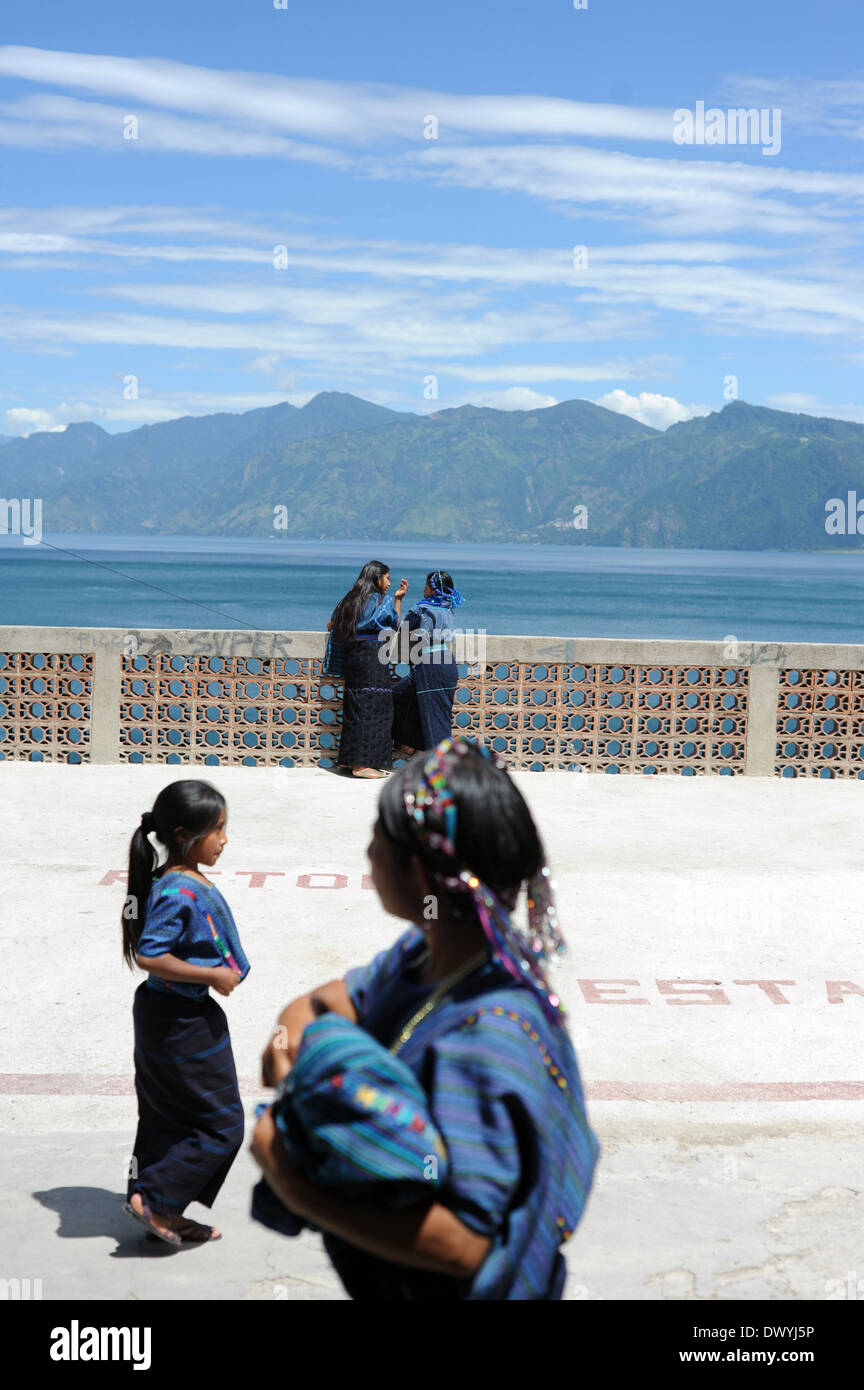 Maya donne in abbigliamento tradizionale in San Antonio Palopo, Solola, Guatemala. Foto Stock