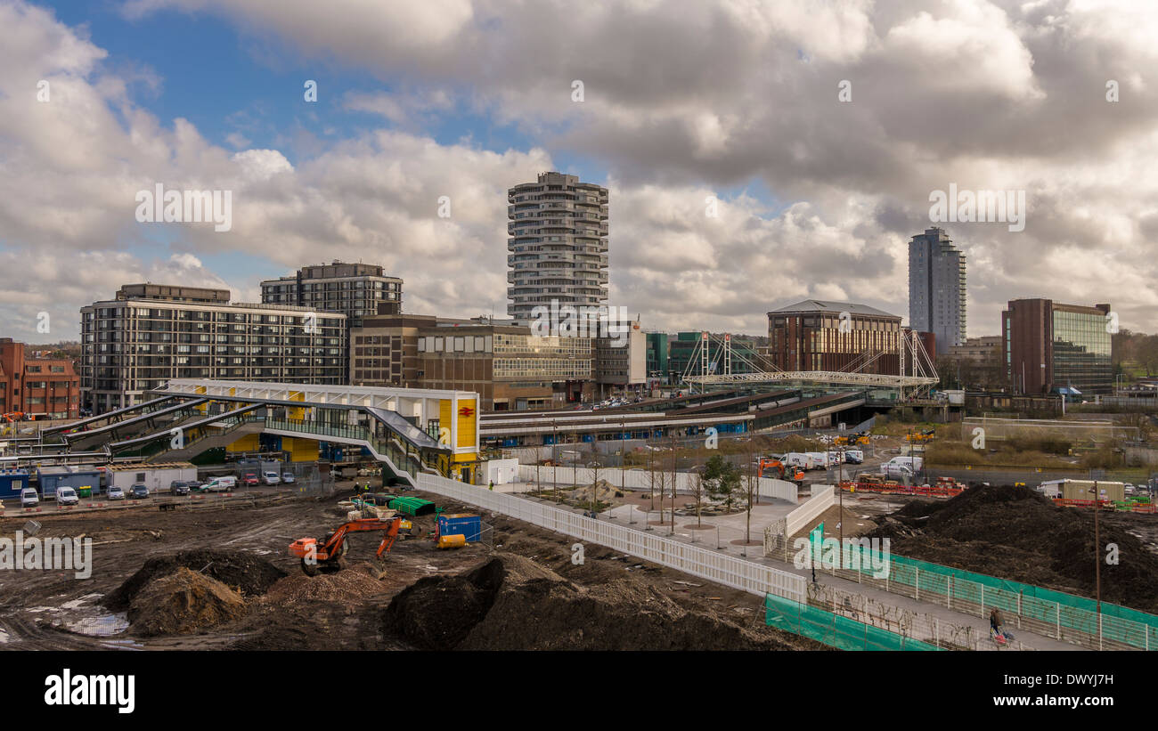 Stazione ferroviaria di riconversione. Stazione dei treni di East Croydon, lo skyline di Londra Foto Stock