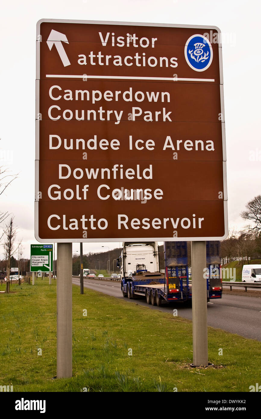 Attrazioni turistiche a bordo strada turistica direzionale segno e segnaletica stradale lungo il Kingsway West a doppia carreggiata a Dundee, Regno Unito Foto Stock