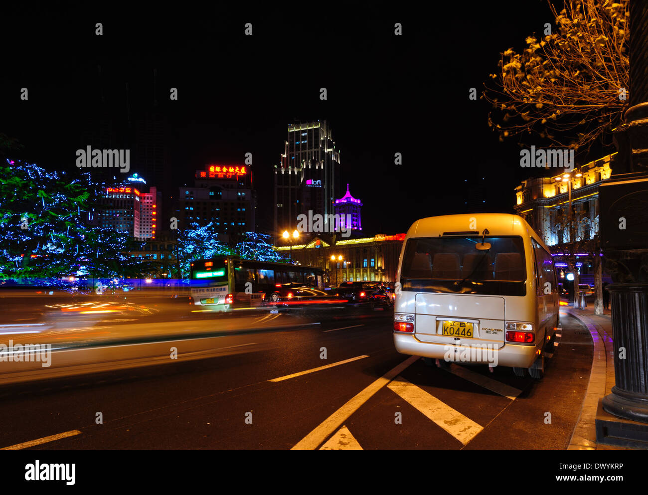 Foto notturna del traffico passante sulle Zhongshan Square di notte. Dalian, provincia di Liaoning , Cina. Foto Stock
