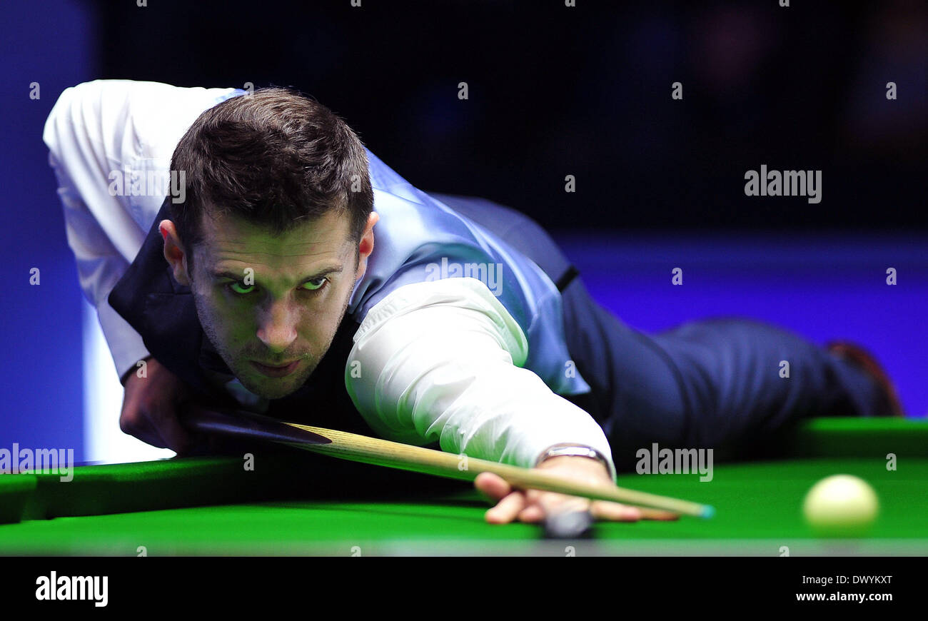 Haikou, cinese della provincia di Hainan. Xv Mar, 2014. Mark Selby di Inghilterra compete durante la semifinale partita contro Marco fu di Hong Kong in Haikou mondo aperto biliardo nel torneo di Haikou, capitale del sud della Cina di Hainan Provincia, Marzo 15, 2014. Selby ha vinto 6-4. Credito: Guo Cheng/Xinhua/Alamy Live News Foto Stock