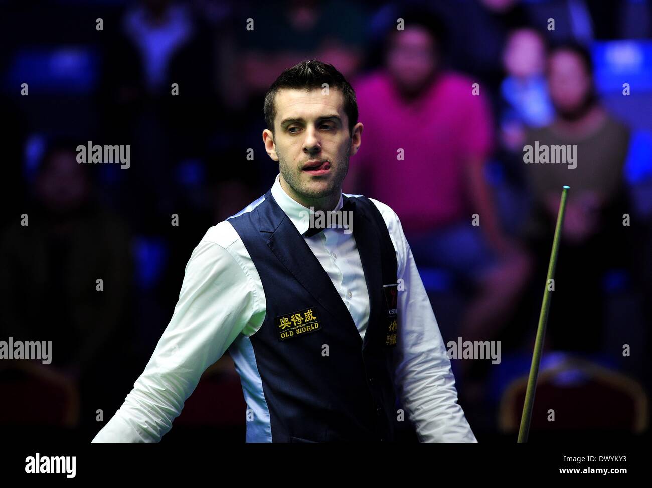 Haikou, cinese della provincia di Hainan. Xv Mar, 2014. Mark Selby di Inghilterra compete durante la semifinale partita contro Marco fu di Hong Kong in Haikou mondo aperto biliardo nel torneo di Haikou, capitale del sud della Cina di Hainan Provincia, Marzo 15, 2014. Selby ha vinto 6-4. Credito: Guo Cheng/Xinhua/Alamy Live News Foto Stock