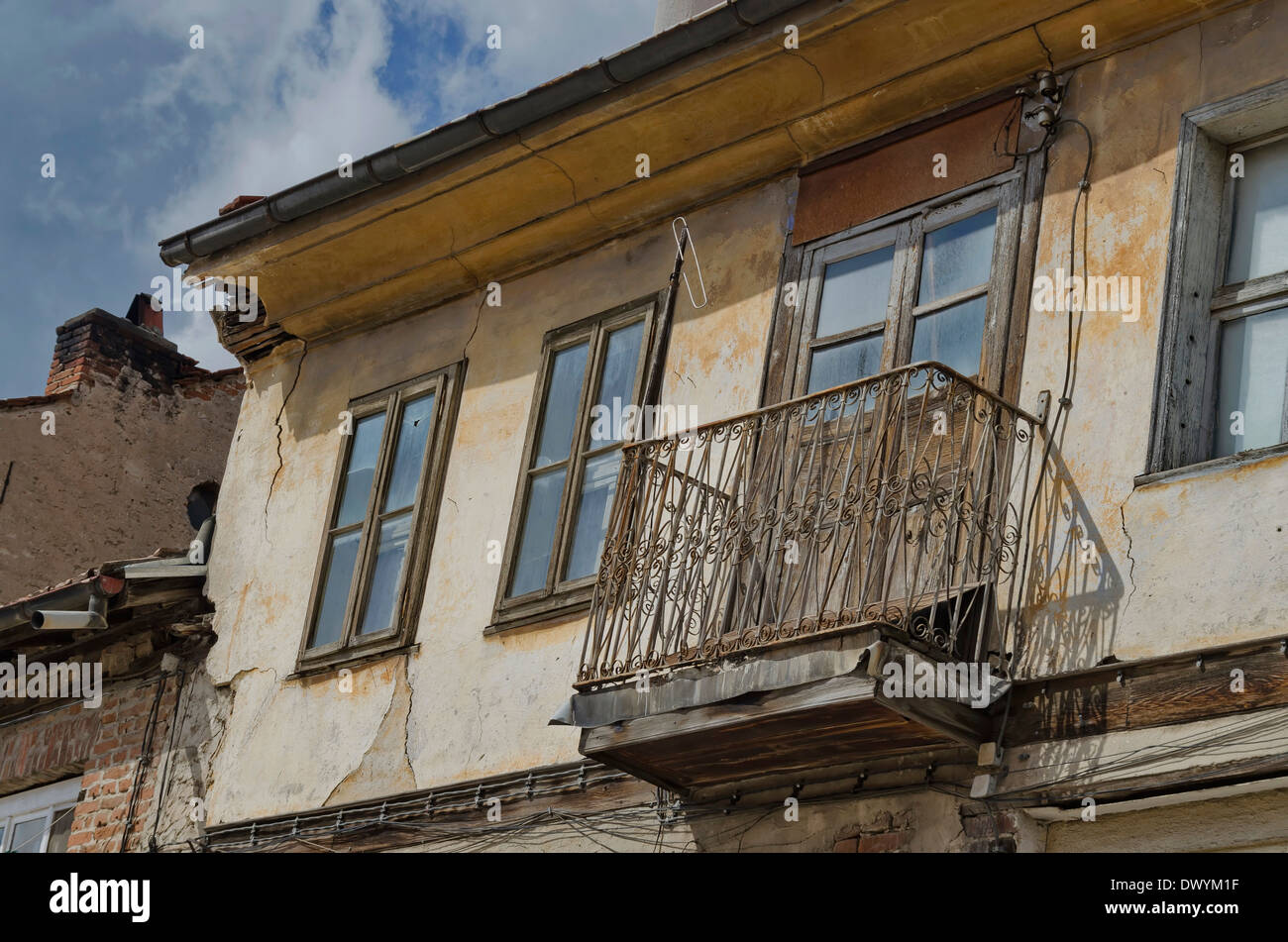 Piano superiore di casa vecchia con balcone in città Batak, Bulgaria Foto Stock