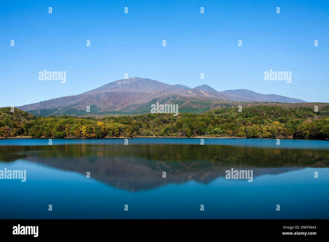 Zao Mountain Range riflettendo in acqua, Prefettura di Miyagi, Giappone Foto Stock