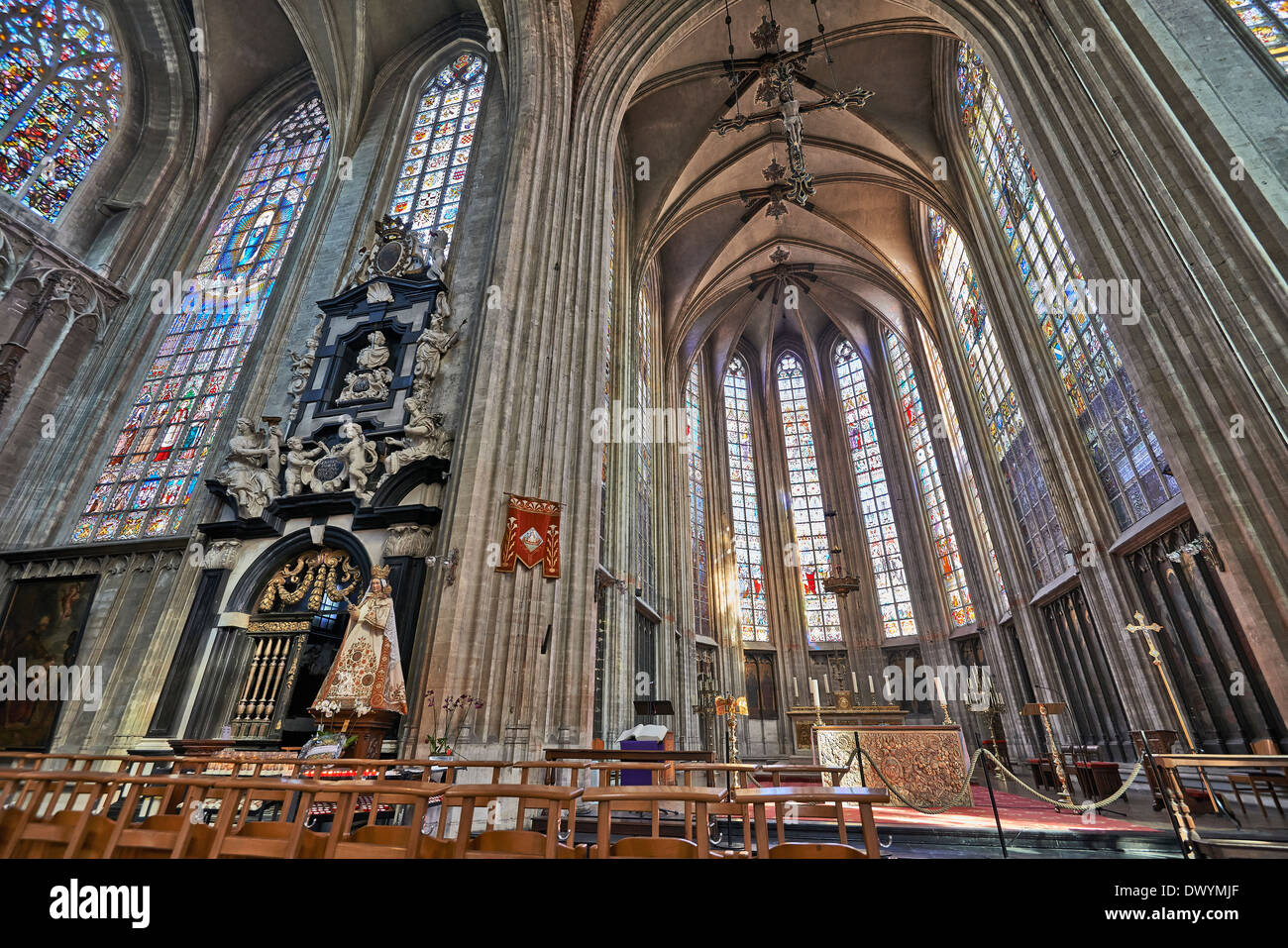 Navata della chiesa gotica di Notre Dame du Sablon a Bruxelles Foto stock -  Alamy