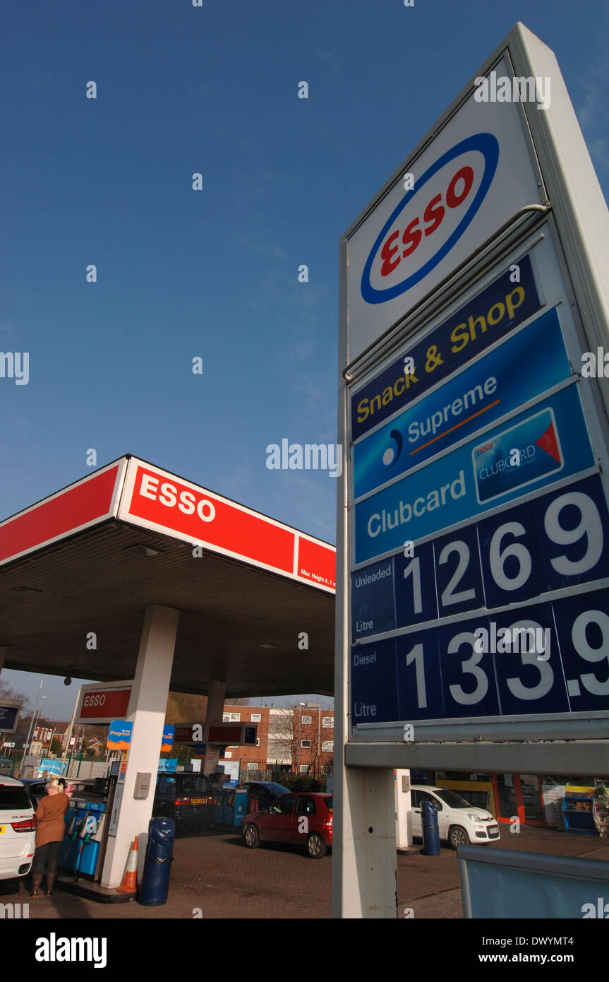 ESSO riempie la stazione.1.. Foto Stock