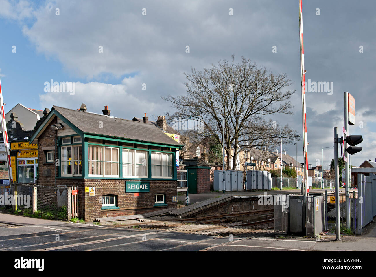 Reigate strada ferrata crossing, signalbox e stazione Surrey, Regno Unito Foto Stock