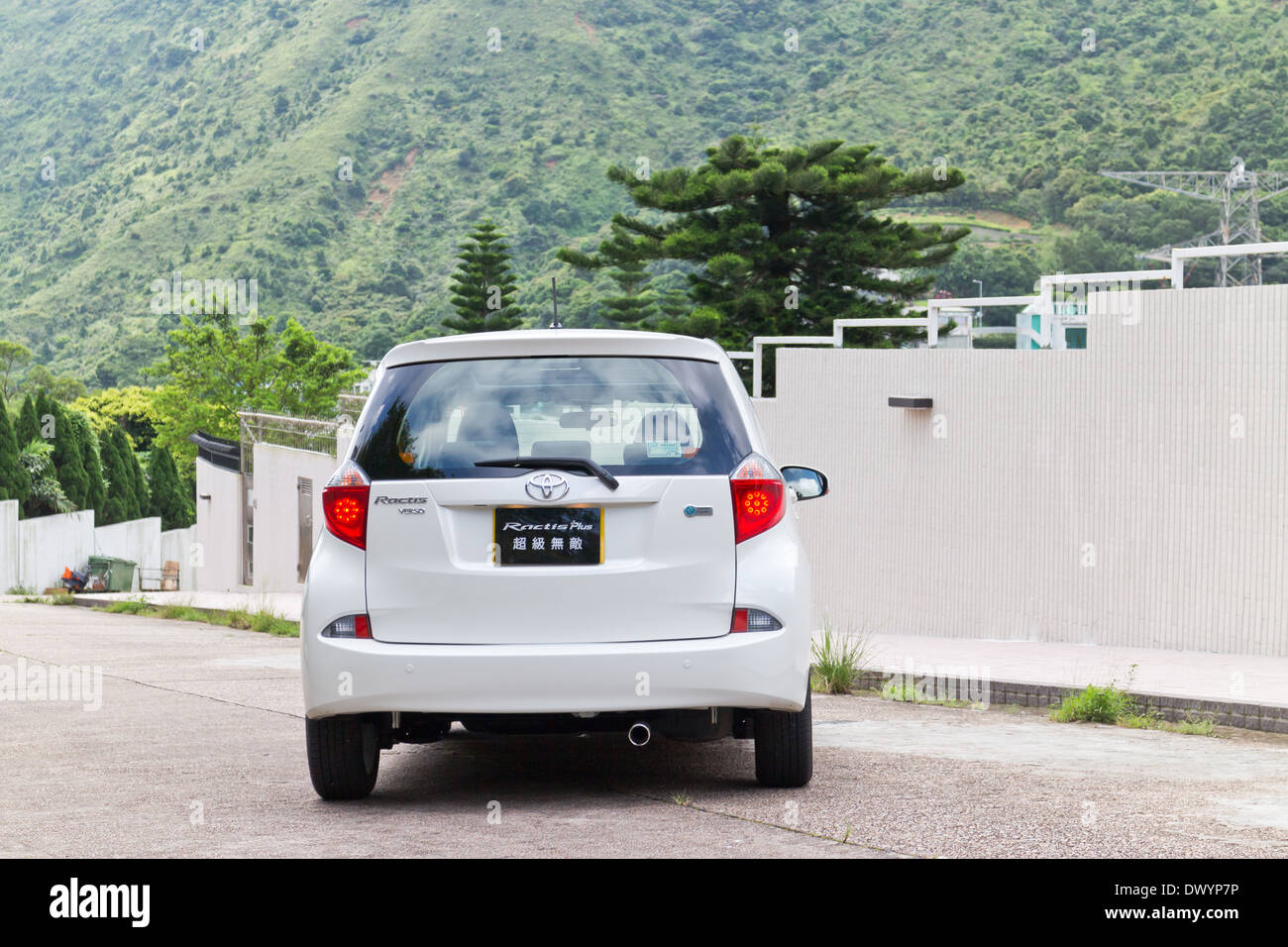 Toyota Ractis Plus modello 2013 con il colore bianco. il livello di ingresso auto berlina. Foto Stock