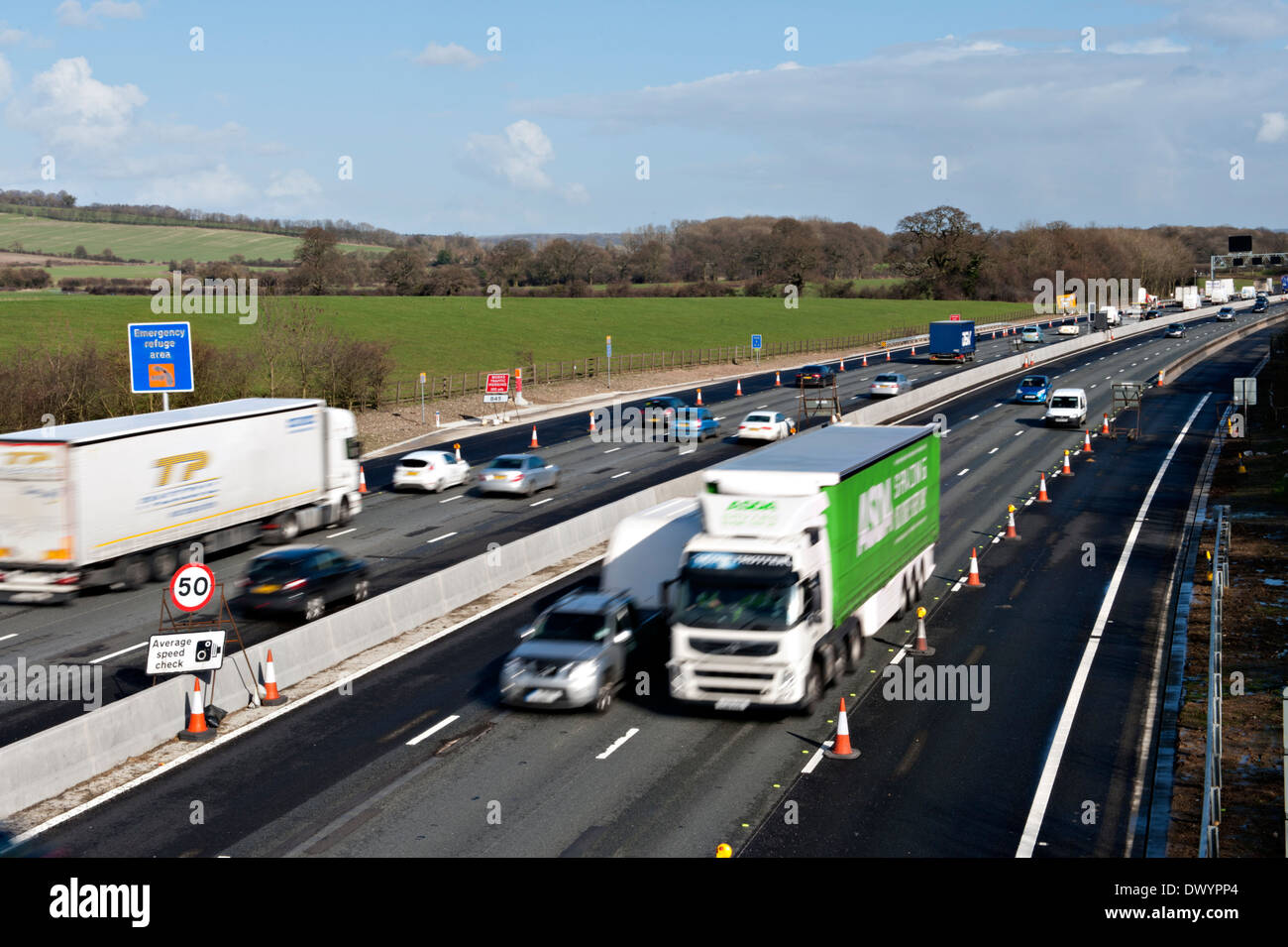 Il traffico che passa un conico area off sull'autostrada M25, nel Surrey, Regno Unito Foto Stock