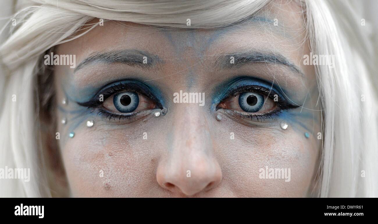 Lenti a contatto colorate immagini e fotografie stock ad alta risoluzione -  Alamy