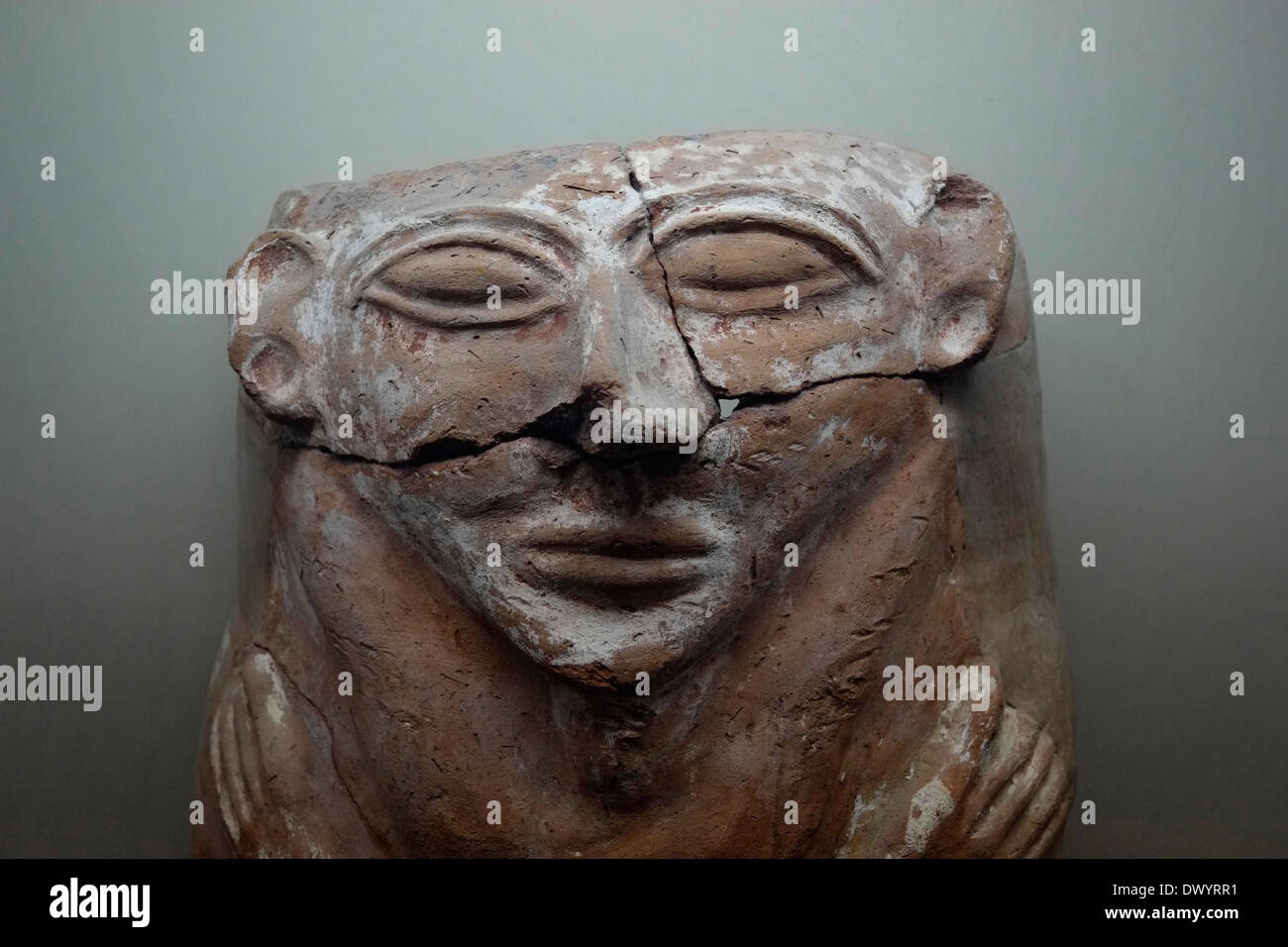 Copertina di un sarcofago filisteo antropomorfo esposto al Museo Terra Sancta situato nel complesso del Monastero di Flagellazione situato in Via dolorosa nella Città Vecchia di Gerusalemme Israele Foto Stock