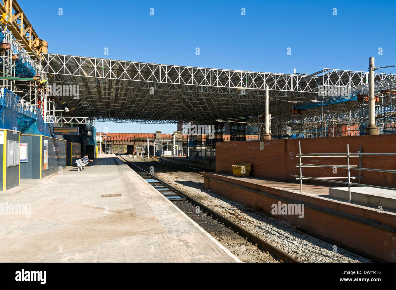 La stazione ferroviaria di Victoria, Manchester, Inghilterra, Regno Unito. Tetto temporaneo durante il processo di ricostruzione, marzo 2014. Foto Stock