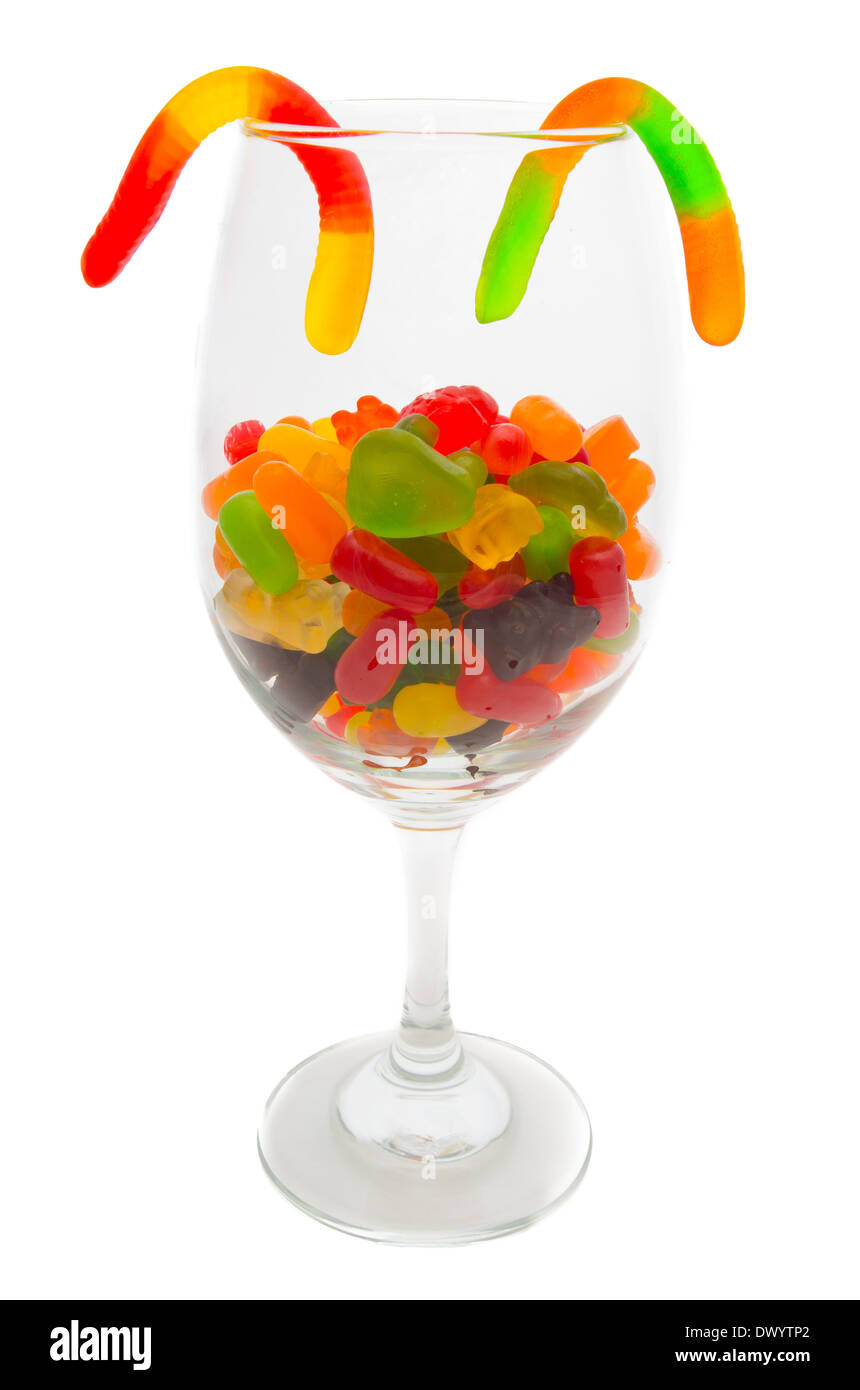 Gelatina colorata orsi in un bicchiere da vino isolato su bianco. Foto Stock