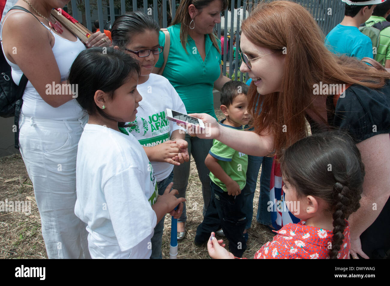 Giornalista intervistando i bambini Costa Rica, elezioni Foto Stock