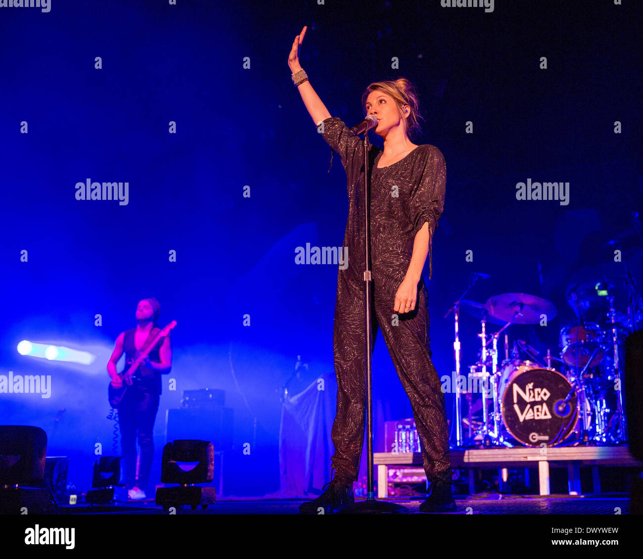 Rosemont, Illinois, Stati Uniti d'America. 13 Mar, 2014. Il cantante AJA VOLKMAN di Nico Vega eseguire live all'Allstate Arena in Rosemont, Illinois Credit: Daniel DeSlover/ZUMAPRESS.com/Alamy Live News Foto Stock