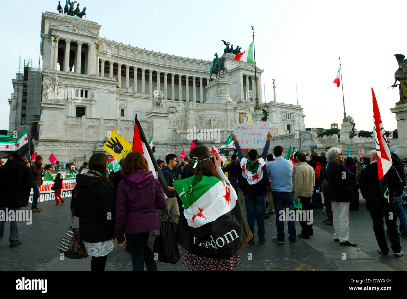 Popolo siriano alla fine di una demo per la pace in Siria di fronte al Vittoriano a Roma. Foto Stock