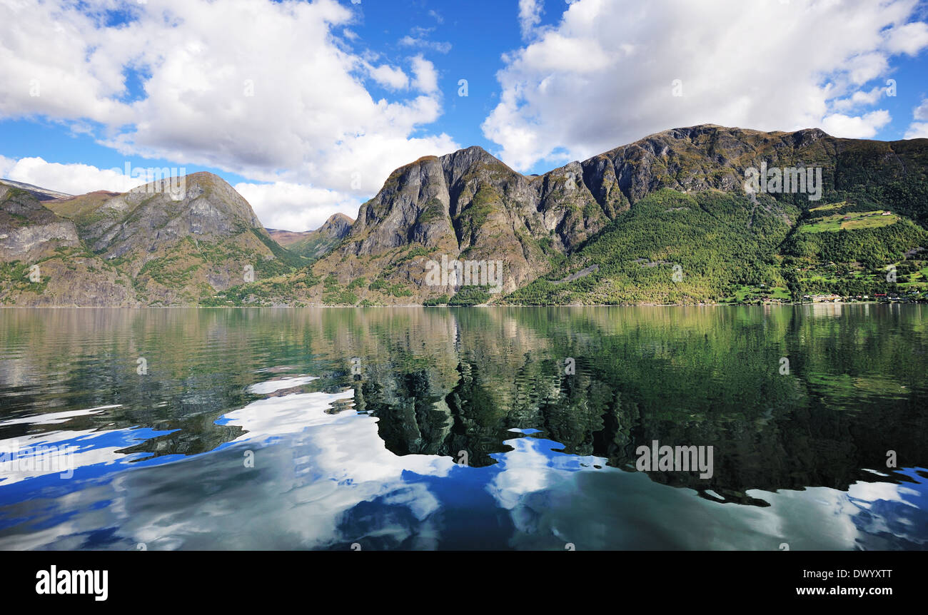 La riflessione di una panoramica di fiordi in Norvegia Foto Stock