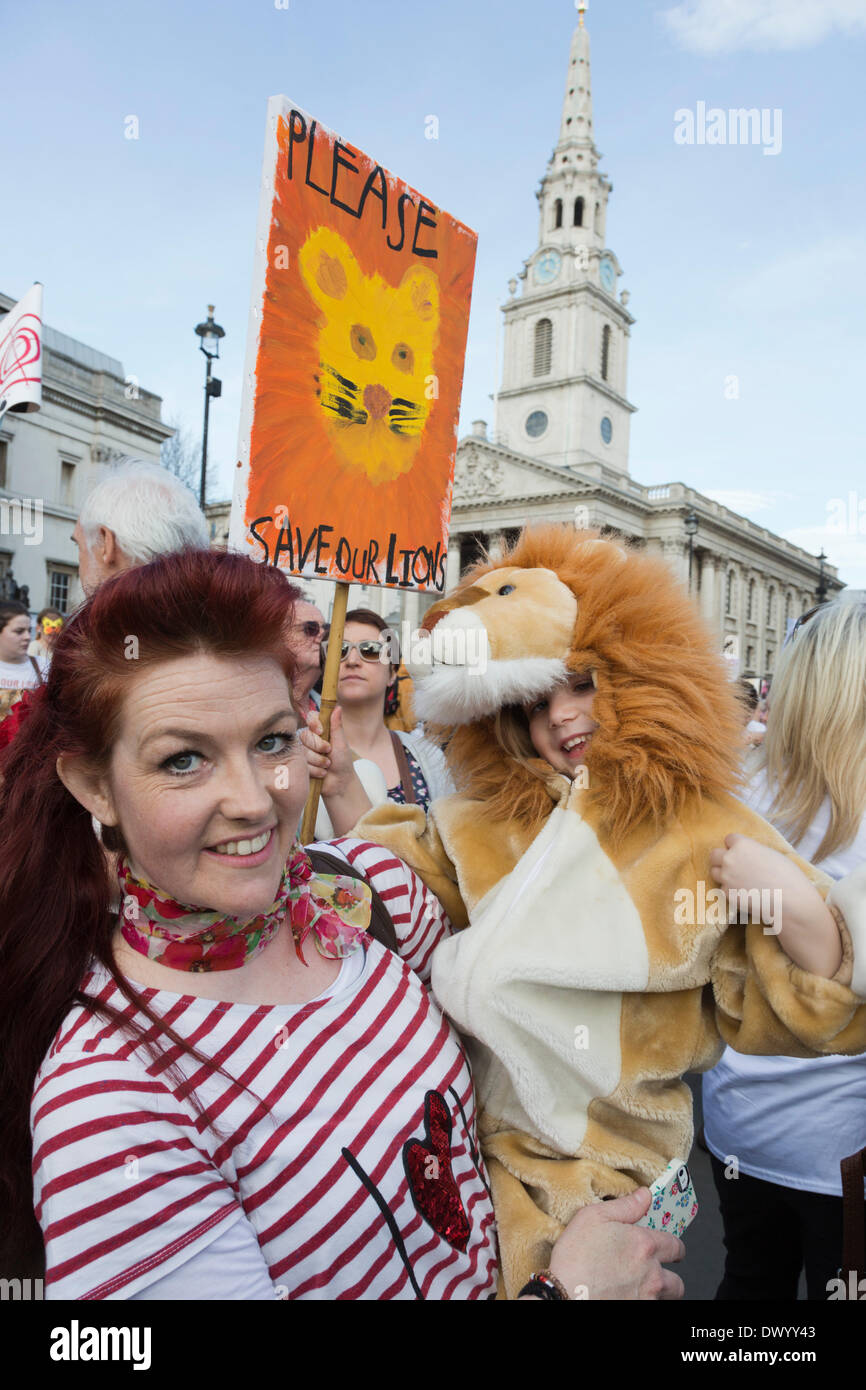 Londra, Regno Unito. Il 15 marzo 2014. Global March per i Lions in Trafalgar Square a Londra. I manifestanti hanno chiesto per un divieto di 'conserve di caccia' e 'save i nostri leoni". Conserve di caccia non dà l'animale una possibilità di fuga. Credito: Nick Savage/Alamy Live News Foto Stock