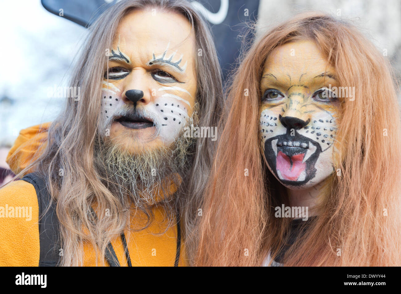 Londra, Regno Unito. Il 15 marzo 2014. Global March per i Lions in Trafalgar Square a Londra. I manifestanti hanno chiesto per un divieto di 'conserve di caccia' e 'save i nostri leoni". Conserve di caccia non dà l'animale una possibilità di fuga. Credito: Nick Savage/Alamy Live News Foto Stock