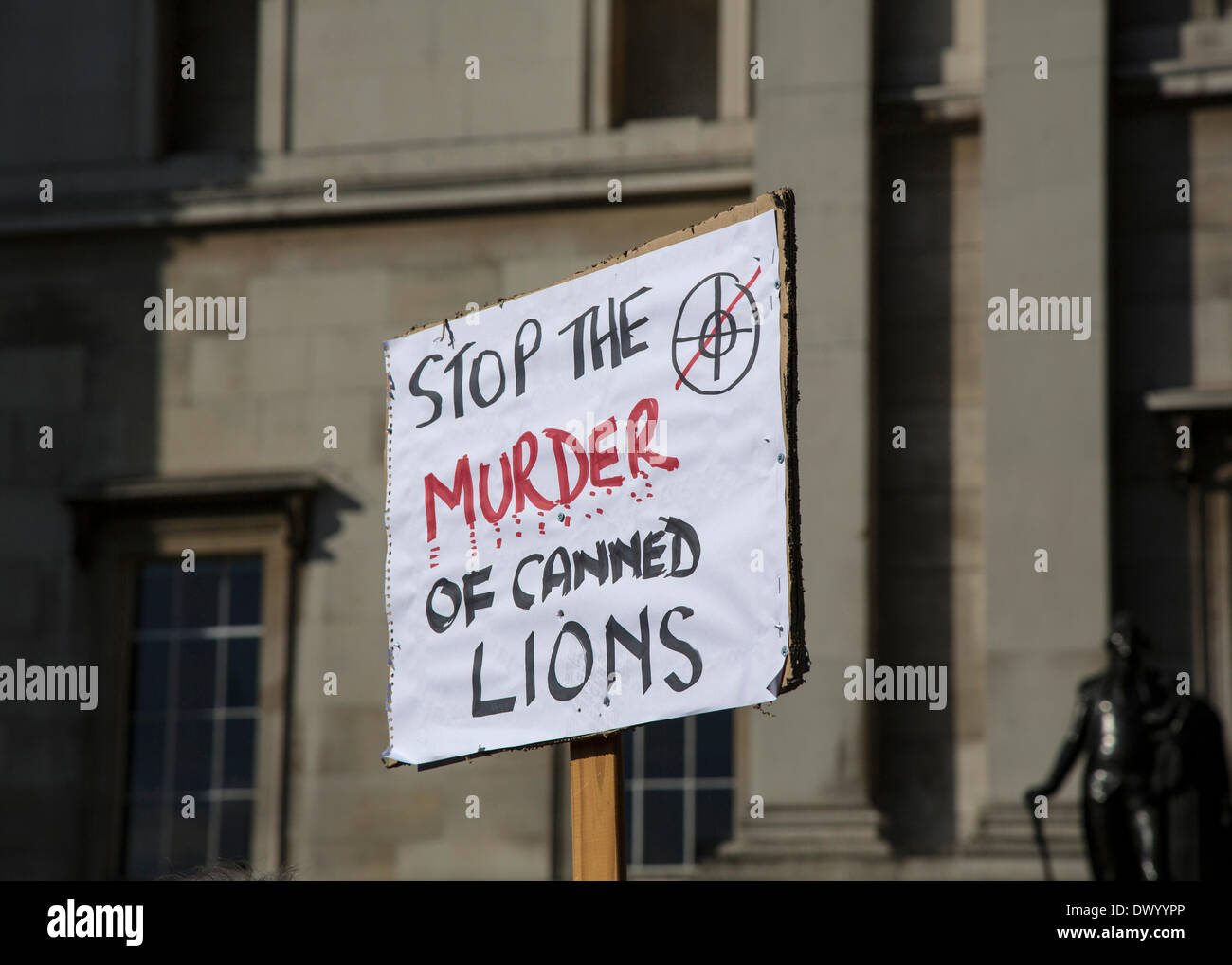Trafalgar Square, Londra, Regno Unito, 15 marzo 2014. Global March per i Lions, a proteste di massa nelle principali città di tutto il mondo contro la organizzato conserve di caccia dei leoni. Credito: Colin Hutchings/Alamy Live News Foto Stock