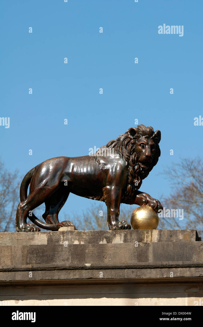 Scultura di Lion sul Royal Victoria Park gateway, bagno, Somerset, Inghilterra, Regno Unito Foto Stock