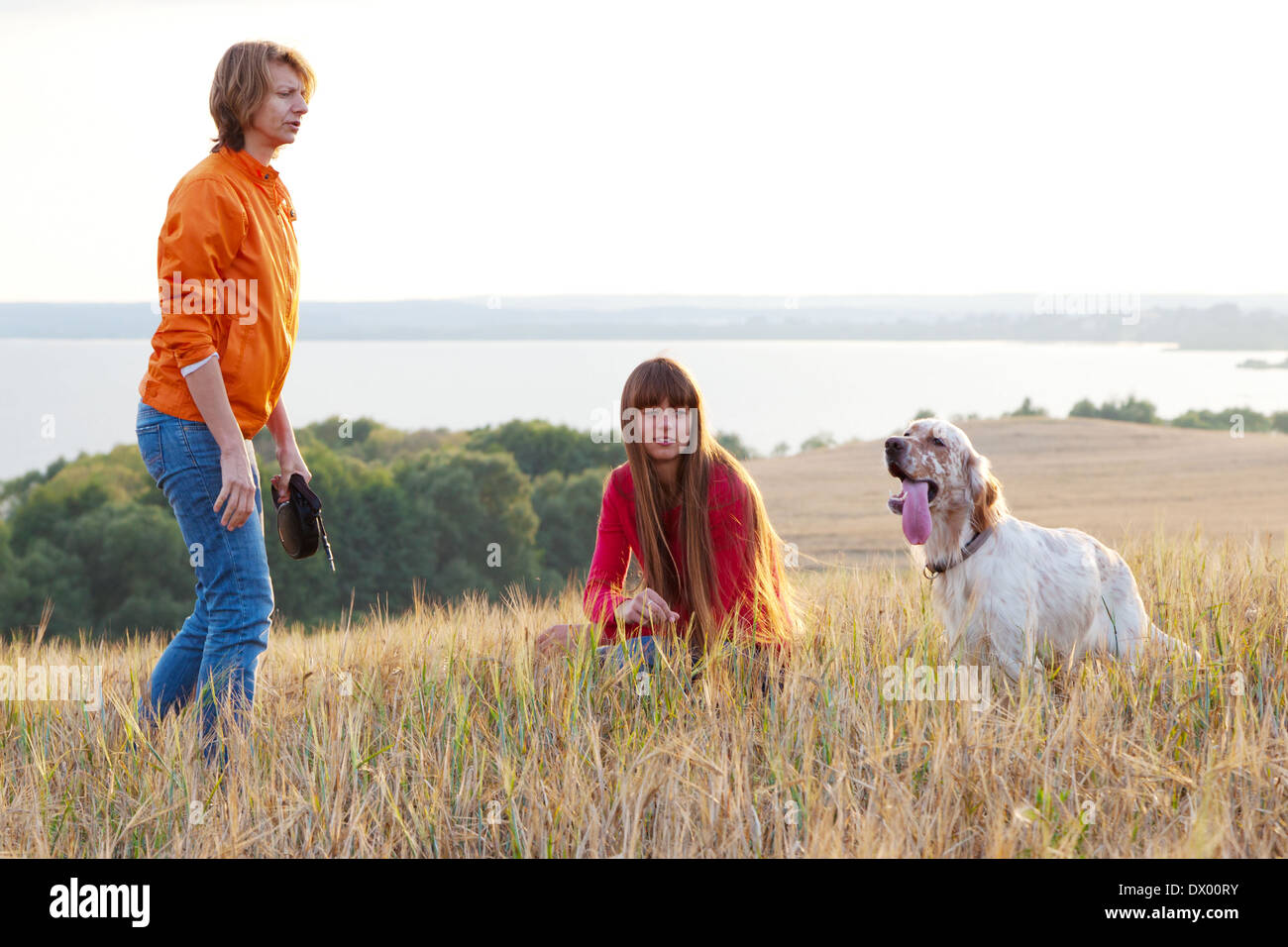 Madre e figlia con cane (setter irlandese) per esterni Foto Stock