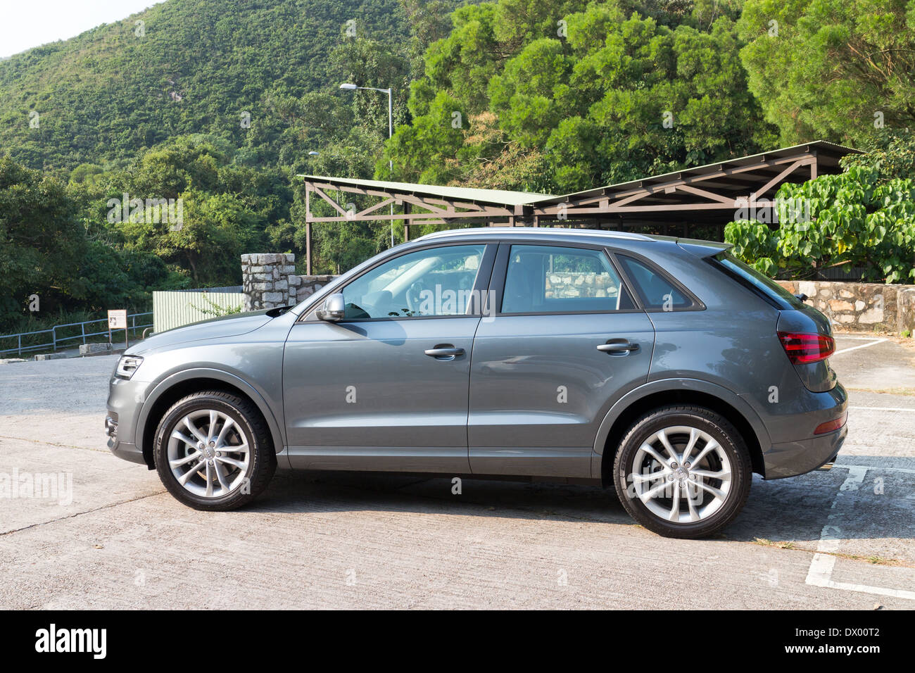 WELLY DieCast 1:34 Audi Q3 2013 Grigio - Modello Auto In Metallo - Nuovo In Scatola