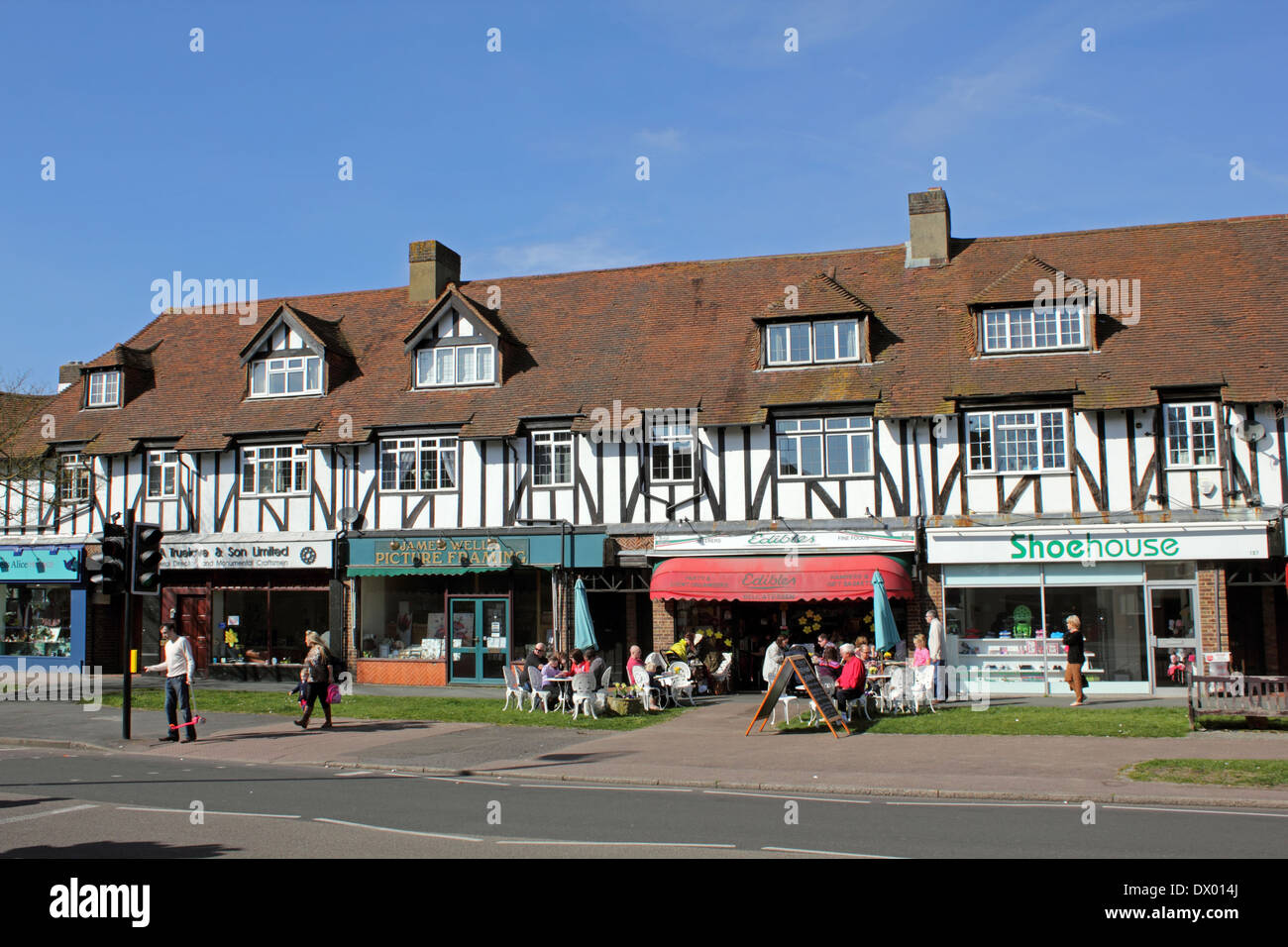 Negozi e viveri Delicatessen cafè sulla Strada Alta Banstead, Surrey, Inghilterra. Foto Stock