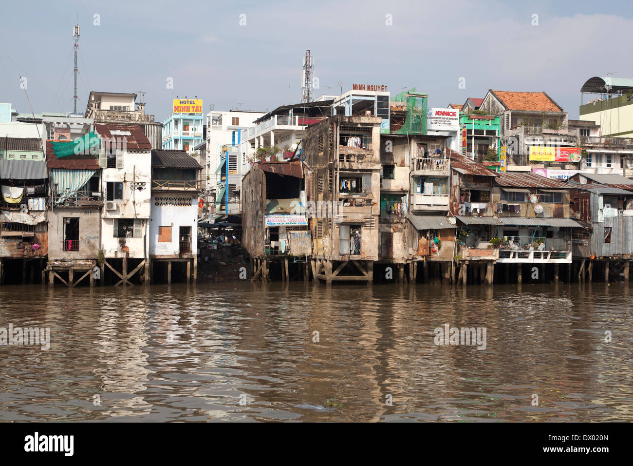Riverisde edifici costruiti su palafitte in My Tho città del Vietnam Foto Stock