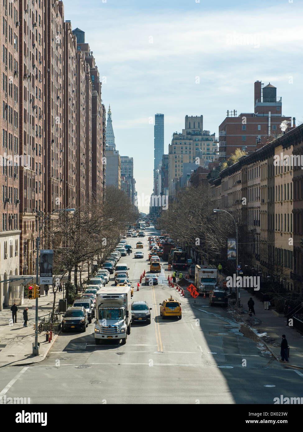 Vista guardando ad est sulla West 23rd Street, come si vede dalla linea alta, New York elevata dell parco creato su un in disuso la linea ferroviaria. Foto Stock